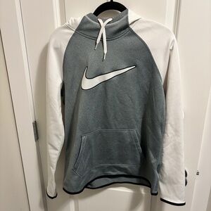 NIKE- Women’s Therma Fit hoodie - size M